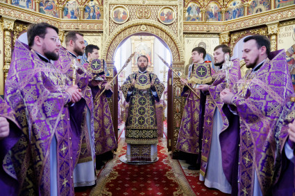 Митрополит Игнатий совершил Литургию святителя Василия Великого в Георгиевском храме г. Саратова