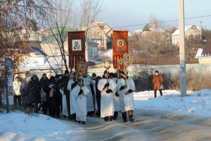 В селе Пристанное совершен традиционный крестный ход и освящение воды на реке Волга