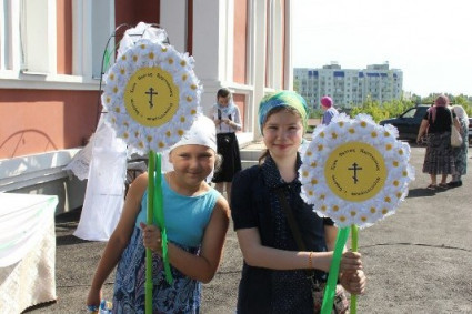 К престольному празднику храм святых царственных страстотерпцев г. Саратова организовал акцию «Белый цветок»