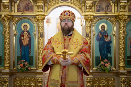 Митрополит Игнатий совершил Божественную литургию в Свято-Ильинском храме на Ильинской площади г. Саратова