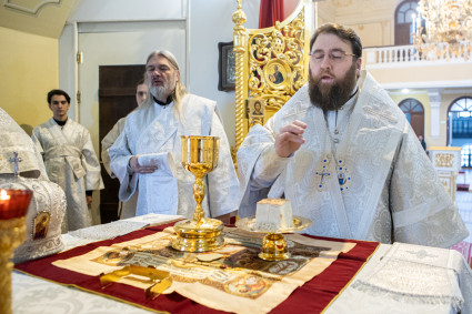 Митрополит Игнатий совершил Божественную литургию на Архиерейском подворье — в храме во имя святого апостола и евангелиста Иоанна Богослова при СПДС