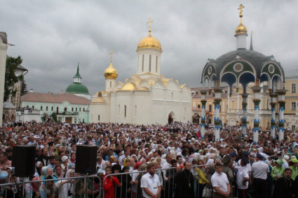 Божественная литургия на Соборной площади Троице-Сергиевой Лавры