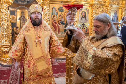 Митрополит Игнатий совершил Божественную литургию в Свято-Троицком кафедральном соборе г. Саратова