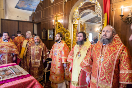 Архиереи Саратовской митрополии совершили Литургию в Покровском храме г. Покровска