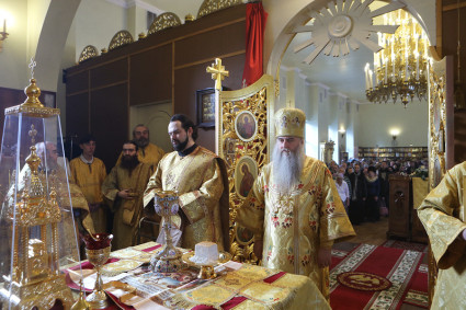 Божественная литургия на Архиерейском подворье — храме во имя преподобного Серафима Саровского г. Саратова
