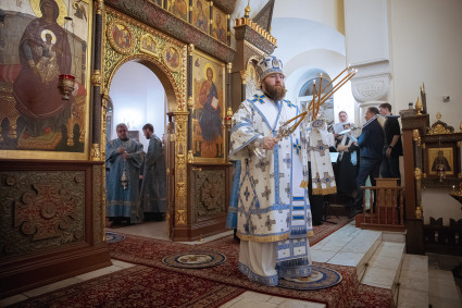 Митрополит Игнатий совершил ночную Божественную литургию в храме в честь иконы Божией Матери «Утоли моя печали» г. Саратова