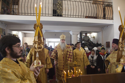 Божественная литургия в храме во имя святителей Василия Великого, Григория Богослова, Иоанна Златоустого г.Саратова