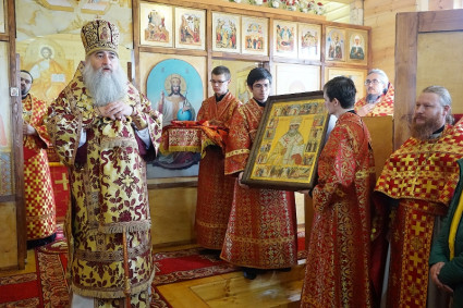Божественная литургия в храме в честь иконы Божией Матери «Всецарица» с. Каламантай Вольского района