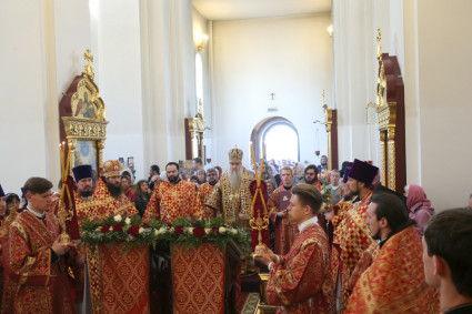 Митрополит Лонгин возглавил Литургию с сурдопереводом