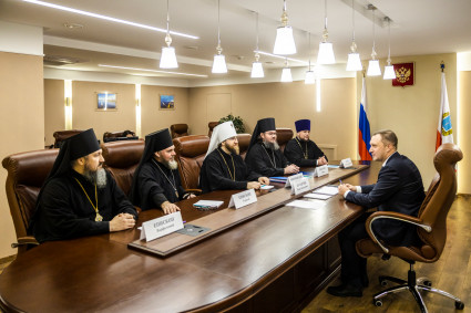 Архиереи Саратовской митрополии встретились с губернатором региона Романом Бусаргиным