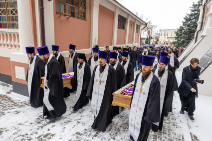 Саратовские святители упокоены в кафедральном соборе