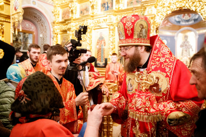 Ночное пасхальное богослужение в Свято-Троицком кафедральном соборе Саратова