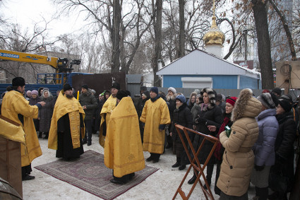 Освящены кресты и купола храма, строящегося на Ильинской площади