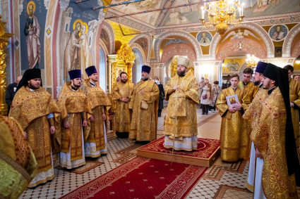 Митрополит Игнатий совершил Божественную литургию в Свято-Троицком кафедральном соборе г. Саратова