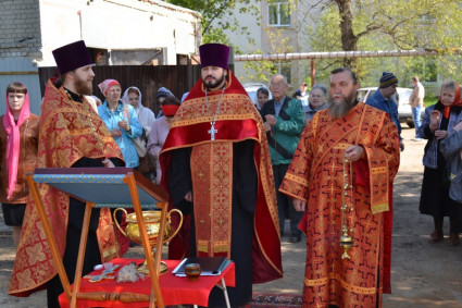 Совершен чин освящения креста и купола храма в честь иконы Божией Матери «Нечаянная Радость» в Заводском районе