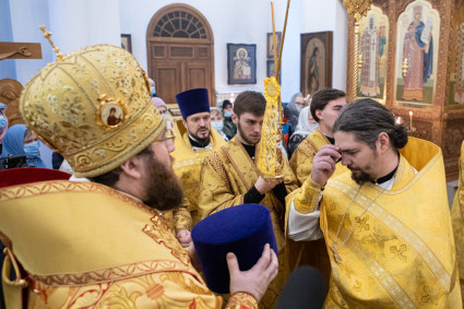 Митрополит Игнатий совершил Божественную литургию в Княже-Владимирском храме Саратова