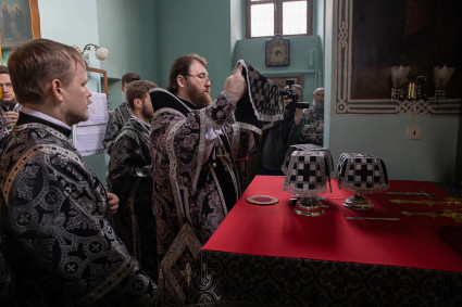 Митрополит Игнатий совершил Литургию Преждеосвященных Даров в Духосошественском соборе г. Саратова