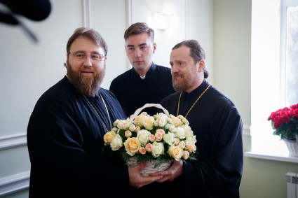 Сотрудники епархиального управления поздравили митрополита Игнатия с 10-летием со дня хиротонии