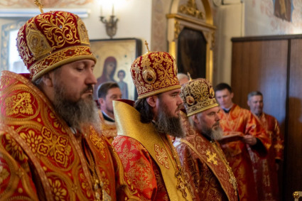 Архиереи Саратовской митрополии совершили Божественную литургию в храме Покрова Пресвятой Богородицы г. Покровска (Энгельса)