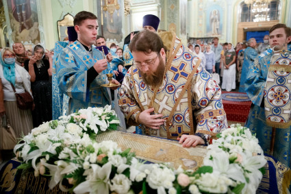 Митрополит Игнатий совершил всенощное бдение с чином погребения Божией Матери в Покровском соборе г. Саратова