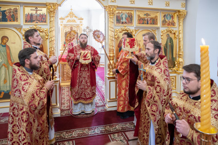 Митрополит Игнатий совершил Божественную литургию в храме Святых Царственных страстотерпцев поселка Дубки