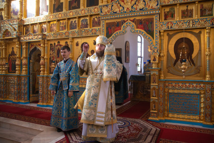 Митрополит Игнатий совершил утреню с чтением акафиста Пресвятой Богородице в Свято-Алексиевском женском монастыре г. Саратова