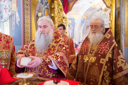 Митрополит Лонгин совершил Божественную литургию в Свято-Троицком кафедральном соборе г.Саратова