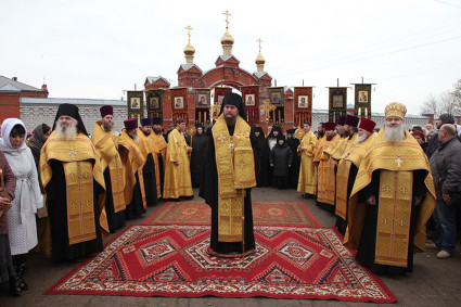 Сретенский монастырь г. Москвы передал Свято-Никольской обители Саратовской митрополии частицу мощей святителя Николая Чудотворца