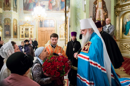 Митрополит Лонгин совершил Всенощное бдение в храме в честь Покрова Пресвятой Богородицы г. Саратова