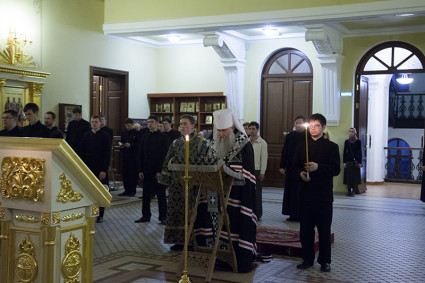 Вечернее богослужение на Архиерейском подворье — храме во имя святого апостола и евангелиста Иоанна Богослова при Саратовской православной духовной семинарии