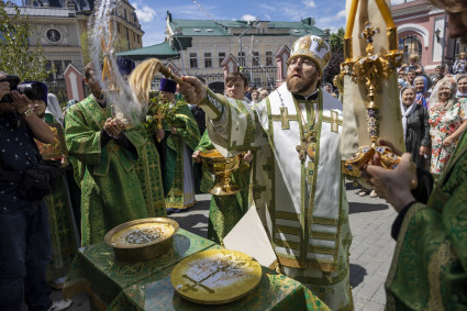 Митрополит Игнатий совершил Божественную литургию и вечерню в Свято-Троицком кафедральном соборе г. Саратова