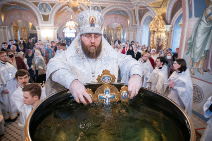 Митрополит Игнатий совершил великую вечерню в соединении с Литургией святителя Василия Великого в Свято-Троицком соборе г. Саратова