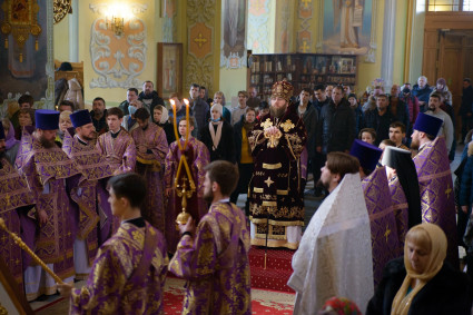 Митрополит Игнатий совершил Божественную литургию в Покровском соборе г. Саратова