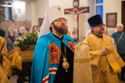 Митрополит Игнатий совершил Божественную литургию в храме святителей Василия Великого, Григория Богослова и Иоанна Златоустого г. Саратова