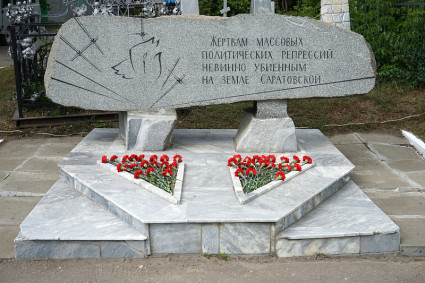 В канун празднования Собора Саратовских святых совершена панихида по убиенным в годы гонений на Воскресенском кладбище Саратова