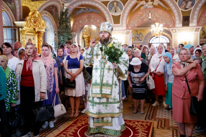 Митрополит Игнатий совершил Божественную литургию и вечерню в Свято-Троицком кафедральном соборе г. Саратова