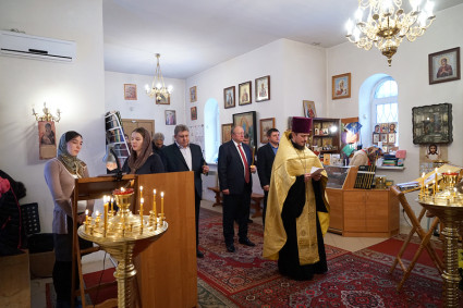 В Сергиевском храме совершен молебен пред иконой с частицей мощей святителя Спиридона, епископа Тримифунтского