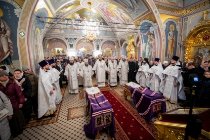 Литургия и панихида в день перезахоронения саратовских святителей