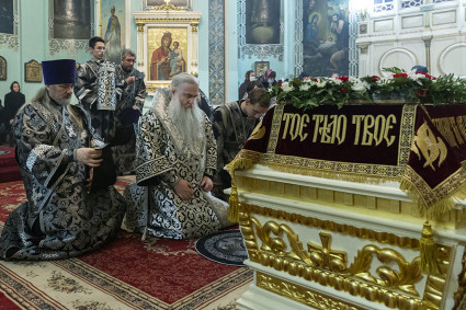 Утреня с чином погребения Спасителя в храме Сошествия Святого Духа г. Саратова