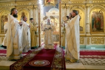 Божественная литургия в Духосошественском кафедральном соборе Саратова