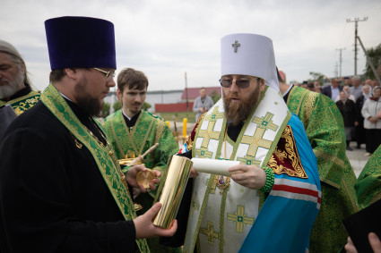 Митрополит Игнатий совершил чин основания храма во имя преподобного Иоанна Рыльского в селе Рыбное