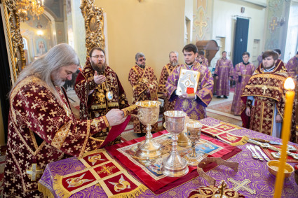 Митрополит Игнатий совершил Божественную литургию в Покровском соборе г. Саратова