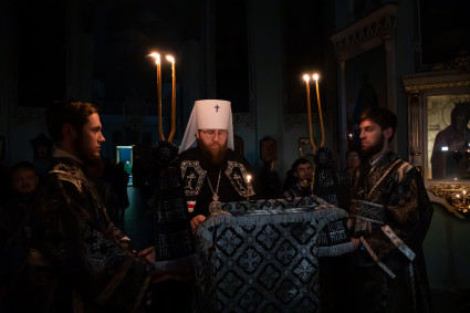 Митрополит Игнатий совершил великое повечерие с чтением Великого покаянного канона преподобного Андрея Критского в Духосошественском соборе г. Саратова