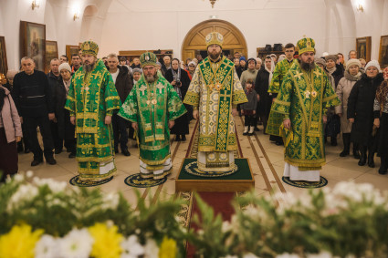 Архиереи Саратовской митрополии совершили Божественную литургию в соборном храме святого благоверного князя Александра Невского г. Ртищево