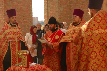 В строящемся храме во имя новомучеников и исповедников Саратовских совершен молебен