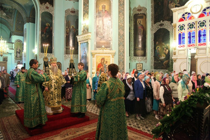 Божественная литургия в Духосошественском кафедральном соборе г. Саратова