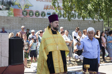 Священник благословил новобранцев перед отправкой на воинскую службу