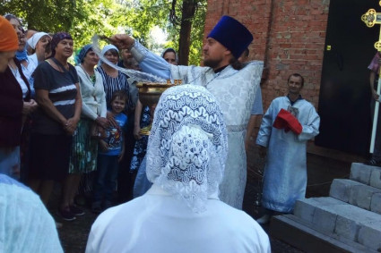 В строящемся храме Вознесения Господня начались регулярные богослужения
