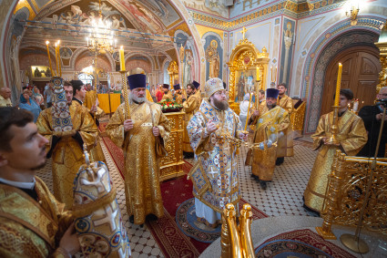 Митрополит Игнатий совершил всенощное бдение в Свято-Троицком кафедральном соборе Саратова