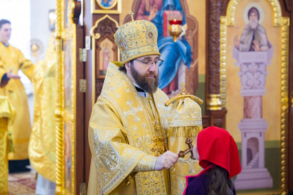 Митрополит Игнатий совершил Божественную литургию в храме святителя Николая Японского г. Саратова